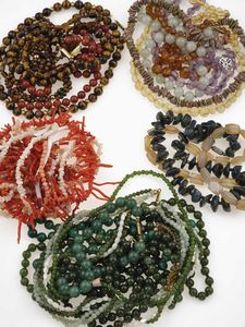 Grande lotto composto da pietre dure matriali vari, gemme sintetiche montate e smontate, oggetti in corallo e conchiglia, resine, oggetti in madre perla  - Asta Gioielli - Associazione Nazionale - Case d'Asta italiane