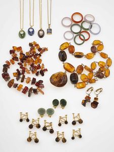 Grande lotto composto da pietre dure matriali vari, gemme sintetiche montate e smontate, oggetti in corallo e conchiglia, resine, oggetti in madre perla  - Asta Gioielli - Associazione Nazionale - Case d'Asta italiane