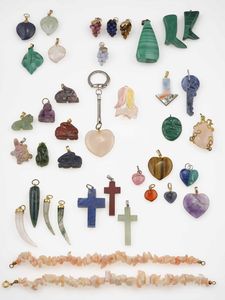 Grande lotto composto da pietre dure matriali vari, gemme sintetiche montate e smontate, oggetti in corallo e conchiglia, resine, oggetti in madre perla  - Asta Gioielli - Associazione Nazionale - Case d'Asta italiane