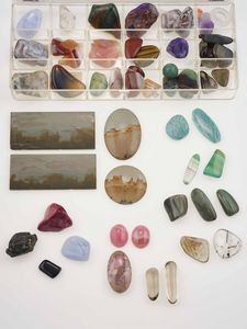 Grande lotto composto da pietre dure matriali vari, gemme sintetiche montate e smontate, oggetti in corallo e conchiglia, resine, oggetti in madre perla  - Asta Gioielli - Associazione Nazionale - Case d'Asta italiane