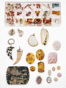Grande lotto composto da pietre dure matriali vari, gemme sintetiche montate e smontate, oggetti in corallo e conchiglia, resine, oggetti in madre perla  - Asta Gioielli - Associazione Nazionale - Case d'Asta italiane