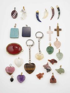 Grande lotto composto da pietre dure matriali vari, gemme sintetiche montate e smontate, oggetti in corallo e conchiglia, resine, oggetti in madre perla  - Asta Gioielli - Associazione Nazionale - Case d'Asta italiane