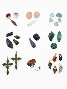 Grande lotto composto da pietre dure matriali vari, gemme sintetiche montate e smontate, oggetti in corallo e conchiglia, resine, oggetti in madre perla  - Asta Gioielli - Associazione Nazionale - Case d'Asta italiane