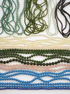 Grande lotto composto da pietre dure matriali vari, gemme sintetiche montate e smontate, oggetti in corallo e conchiglia, resine, oggetti in madre perla  - Asta Gioielli - Associazione Nazionale - Case d'Asta italiane