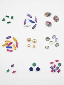 Grande lotto composto da gemme sintetiche tagli saccettati e cabochon e quindici pendenti in pietra dura  - Asta Gioielli - Associazione Nazionale - Case d'Asta italiane