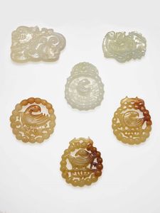 Grande lotto composto da gemme sintetiche tagli saccettati e cabochon e quindici pendenti in pietra dura  - Asta Gioielli - Associazione Nazionale - Case d'Asta italiane