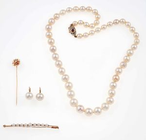 Lotto composto da due collane di perle coltivate, un paio di orecchini con perle coltivate, quattro anelli, una spilla con perle coltivate ed uno spillone da cravatta  - Asta Gioielli - Associazione Nazionale - Case d'Asta italiane
