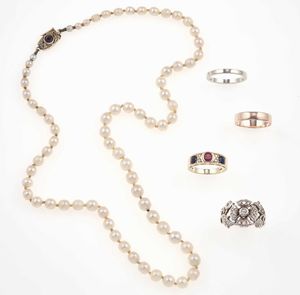 Lotto composto da due collane di perle coltivate, un paio di orecchini con perle coltivate, quattro anelli, una spilla con perle coltivate ed uno spillone da cravatta  - Asta Gioielli - Associazione Nazionale - Case d'Asta italiane
