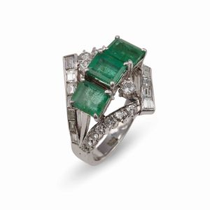 Anello con tre smeraldi Brasile di ct 0.60 circa l'uno e diamanti taglio brillante e baguette  - Asta Gioielli - Associazione Nazionale - Case d'Asta italiane