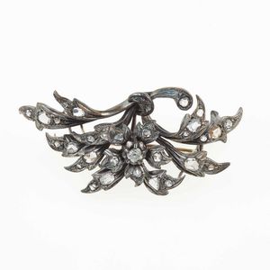 Lotto composto da una spilla con diamanti taglio rosa ed una spilla/pendente con smalto nero, perle e diamante centrale  - Asta Gioielli - Associazione Nazionale - Case d'Asta italiane