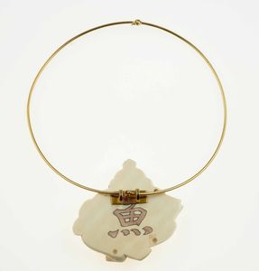 Girocollo con pendente in resina incisa  - Asta Gioielli - Associazione Nazionale - Case d'Asta italiane