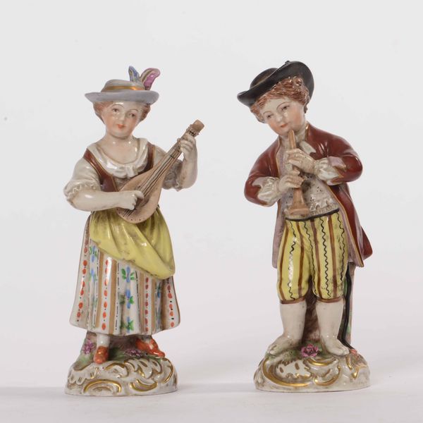 Coppia di figurine con bimbi musicanti<BR>Germania, Sassonia, Manifattura di Potschappel, XX secolo  - Asta Maioliche, Porcellane e Vetri - Associazione Nazionale - Case d'Asta italiane