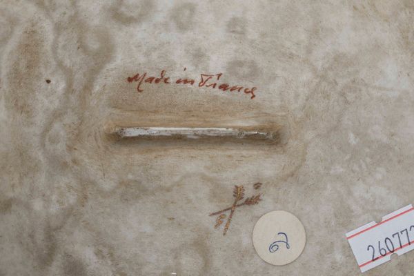 Diversi oggetti tra cui scatole e figurine in porcellana  - Asta Maioliche, Porcellane e Vetri - Associazione Nazionale - Case d'Asta italiane