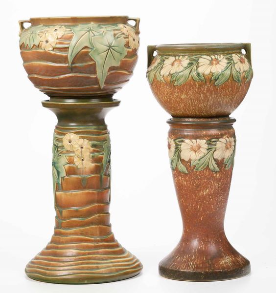 Due vasi con piedistallo<BR>America, Manifattura Roseville, XX secolo  - Asta Maioliche, Porcellane e Vetri - Associazione Nazionale - Case d'Asta italiane