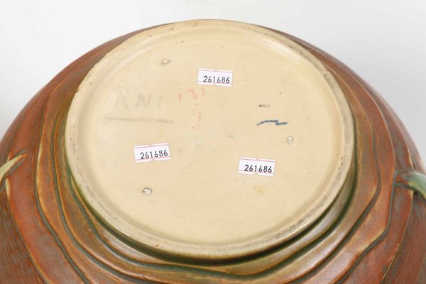 Due vasi con piedistallo<BR>America, Manifattura Roseville, XX secolo  - Asta Maioliche, Porcellane e Vetri - Associazione Nazionale - Case d'Asta italiane