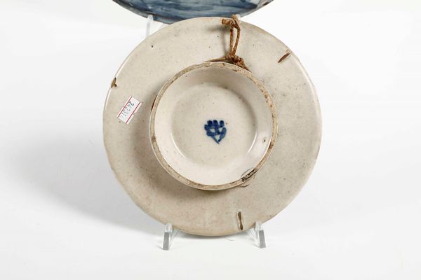 Una sottocoppa e un piatto<BR>Savona, XVIII secolo  - Asta Maioliche, Porcellane e Vetri - Associazione Nazionale - Case d'Asta italiane