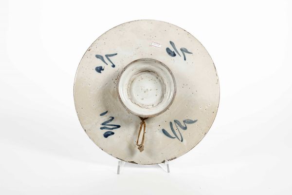 Una sottocoppa e un piatto<BR>Savona, XVIII secolo  - Asta Maioliche, Porcellane e Vetri - Associazione Nazionale - Case d'Asta italiane