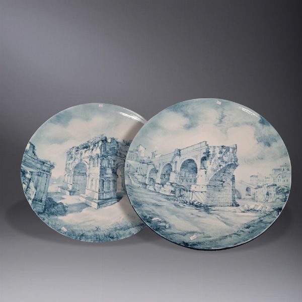 Coppia di grandi piatti da parata<BR>Albissola, Manifattura Spica, 1925-1950  - Asta Maioliche, Porcellane e Vetri - Associazione Nazionale - Case d'Asta italiane