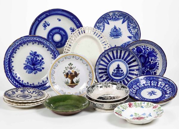 Diversi piatti in ceramica  - Asta Maioliche, Porcellane e Vetri - Associazione Nazionale - Case d'Asta italiane