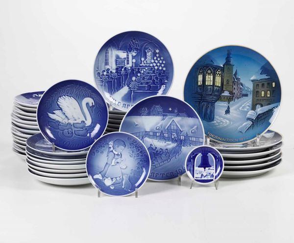 Ventisei piatti celebrativi<BR>XX secolo  - Asta Maioliche, Porcellane e Vetri - Associazione Nazionale - Case d'Asta italiane