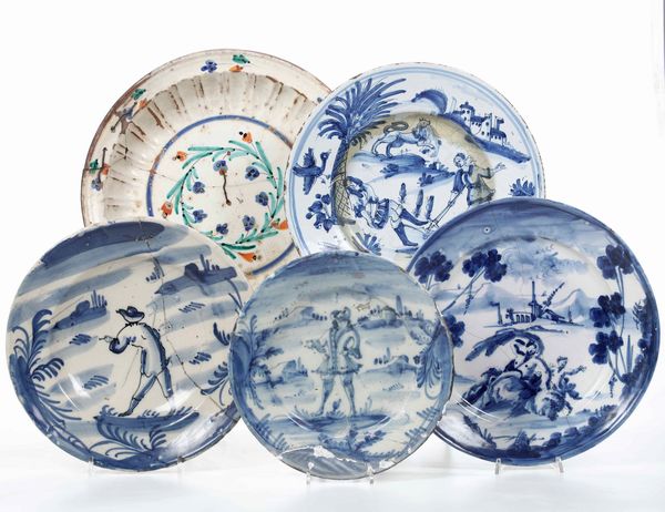 Tre piatti<BR>Liguria, XVII-XVIII secolo e un piatto Francia, Nevers, seconda met del XVII secolo  - Asta Maioliche, Porcellane e Vetri - Associazione Nazionale - Case d'Asta italiane