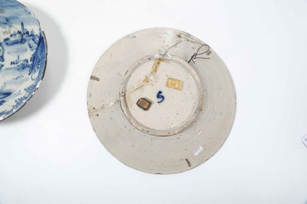 Tre piatti<BR>Liguria, XVII-XVIII secolo e un piatto Francia, Nevers, seconda met del XVII secolo  - Asta Maioliche, Porcellane e Vetri - Associazione Nazionale - Case d'Asta italiane