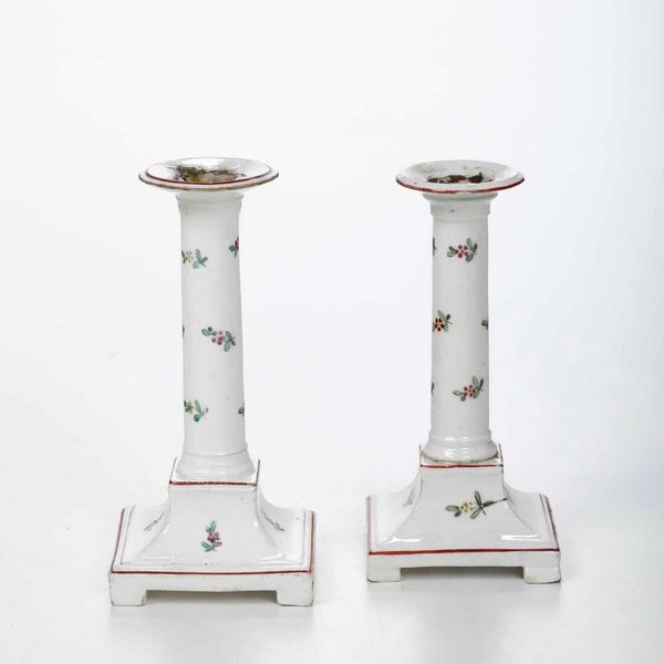 Coppia di candelieri<BR>Napoli, Real Fabbrica Ferdinandea, fine del XVIII - inizi del XIX secolo  - Asta Maioliche, Porcellane e Vetri - Associazione Nazionale - Case d'Asta italiane