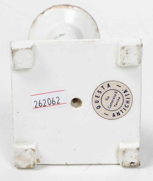 Coppia di candelieri<BR>Napoli, Real Fabbrica Ferdinandea, fine del XVIII - inizi del XIX secolo  - Asta Maioliche, Porcellane e Vetri - Associazione Nazionale - Case d'Asta italiane