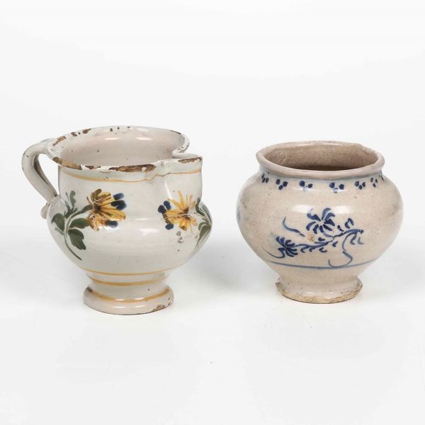 Un piccolo versatoio e un pilloliere<BR>Liguria, probabilmente Savona, XIX secolo  - Asta Maioliche, Porcellane e Vetri - Associazione Nazionale - Case d'Asta italiane