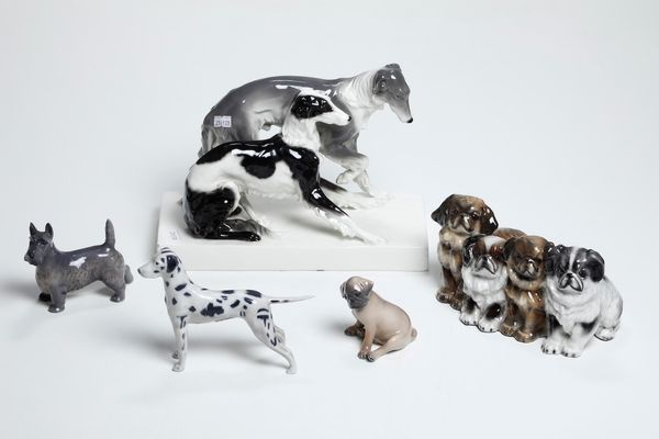 Due gruppi e tre figurine di cani<BR>XX secolo  - Asta Maioliche, Porcellane e Vetri - Associazione Nazionale - Case d'Asta italiane