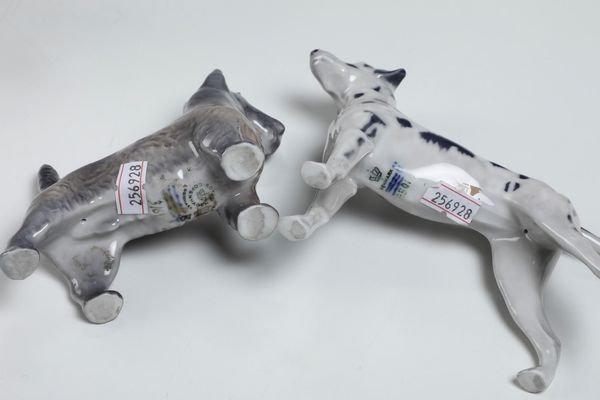 Due gruppi e tre figurine di cani<BR>XX secolo  - Asta Maioliche, Porcellane e Vetri - Associazione Nazionale - Case d'Asta italiane