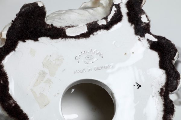 Due gruppi e tre figurine di cani<BR>XX secolo  - Asta Maioliche, Porcellane e Vetri - Associazione Nazionale - Case d'Asta italiane