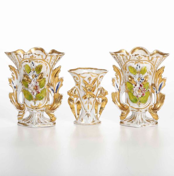 Coppia di vasi e un vasetto<BR>Francia, XIX secolo  - Asta Maioliche, Porcellane e Vetri - Associazione Nazionale - Case d'Asta italiane