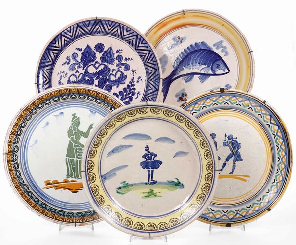 Cinque grandi piatti<BR>Vietri sul Mare (Salerno) e Sicilia, fine del XIX secolo, inizio del XX secolo  - Asta Maioliche, Porcellane e Vetri - Associazione Nazionale - Case d'Asta italiane