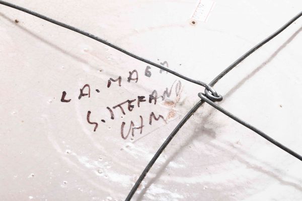 Cinque grandi piatti<BR>Vietri sul Mare (Salerno) e Sicilia, fine del XIX secolo, inizio del XX secolo  - Asta Maioliche, Porcellane e Vetri - Associazione Nazionale - Case d'Asta italiane