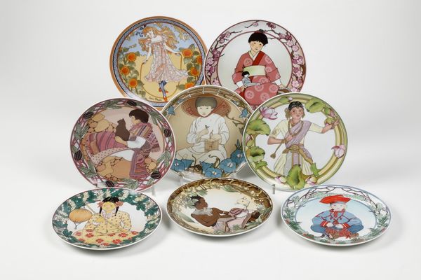 Collezione di otto piatti Children of the World by Unicef<BR>Germania, Manifattura Villeroy & Boch, ultimo terzo del XX secolo  - Asta Maioliche, Porcellane e Vetri - Associazione Nazionale - Case d'Asta italiane
