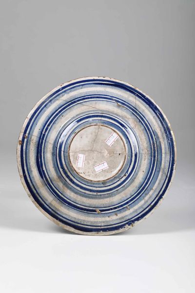 Tondino <BR>Faenza, inizio del XVI secolo  - Asta Maioliche, Porcellane e Vetri - Associazione Nazionale - Case d'Asta italiane