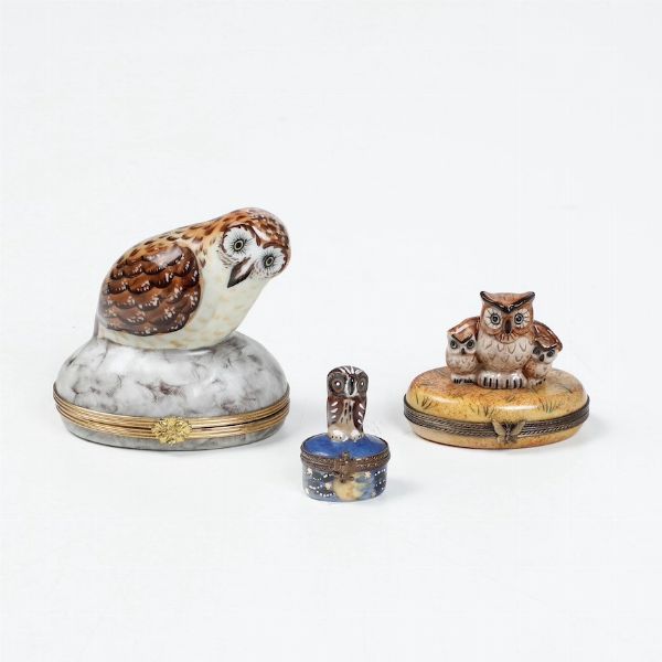 Tre scatole con gufi<BR>Francia, Manifattura di Limoges, XX secolo  - Asta Maioliche, Porcellane e Vetri - Associazione Nazionale - Case d'Asta italiane