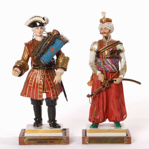 Coppia di figure in porcellana policroma. Trombettiere e Mammalucco <BR>Francia, XIX secolo  - Asta Maioliche, Porcellane e Vetri - Associazione Nazionale - Case d'Asta italiane