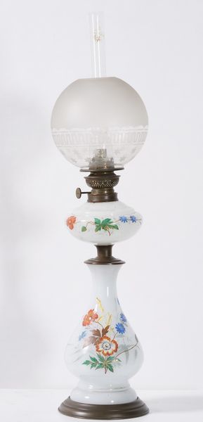 Lampada a petrolio decorata con fiori policromi  - Asta Maioliche, Porcellane e Vetri - Associazione Nazionale - Case d'Asta italiane