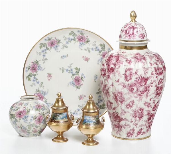 Coppia di vasetti con coperchio<BR>Germania, Manifattura di Potschappel, inizio del XX secolo  - Asta Maioliche, Porcellane e Vetri - Associazione Nazionale - Case d'Asta italiane