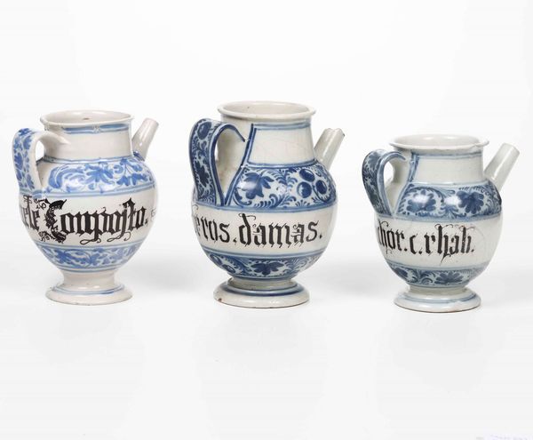 Tre orcioli<BR>Italia settentrionale, probabilmente Veneto, primi del XVIII secolo  - Asta Maioliche, Porcellane e Vetri - Associazione Nazionale - Case d'Asta italiane