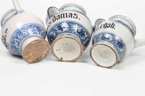 Tre orcioli<BR>Italia settentrionale, probabilmente Veneto, primi del XVIII secolo  - Asta Maioliche, Porcellane e Vetri - Associazione Nazionale - Case d'Asta italiane