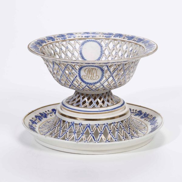 Alzatina con presentatoio<BR>Probabilmente Napoli, terzo decennio del XIX secolo  - Asta Maioliche, Porcellane e Vetri - Associazione Nazionale - Case d'Asta italiane