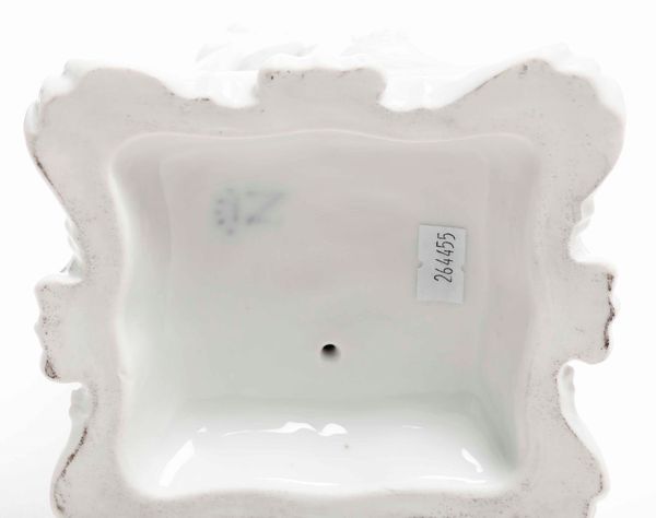 Figurina raffigurante Dea dellAcqua<BR>Doccia, Manifattura Ginori (?), XX secolo  - Asta Maioliche, Porcellane e Vetri - Associazione Nazionale - Case d'Asta italiane