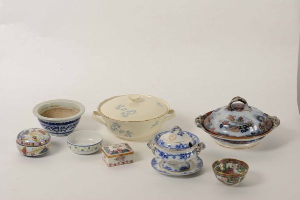 Diversi oggetti in ceramica  - Asta Maioliche, Porcellane e Vetri - Associazione Nazionale - Case d'Asta italiane