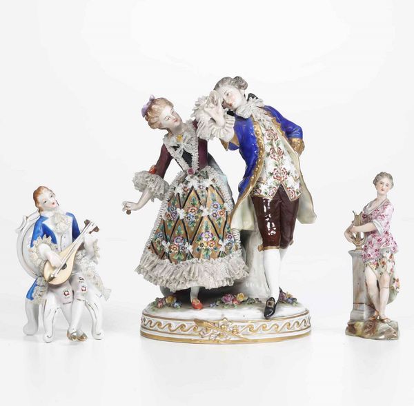 Un gruppo e due figurine in porcellana<BR>Manifatture diverse, XX secolo  - Asta Maioliche, Porcellane e Vetri - Associazione Nazionale - Case d'Asta italiane