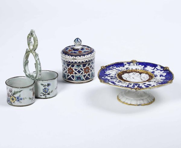 Oliera, Faenza, fine del XVIII sec.; vasetto con coperchio, Marocco, XIX sec.; alzatina, XIX sec.  - Asta Maioliche, Porcellane e Vetri - Associazione Nazionale - Case d'Asta italiane