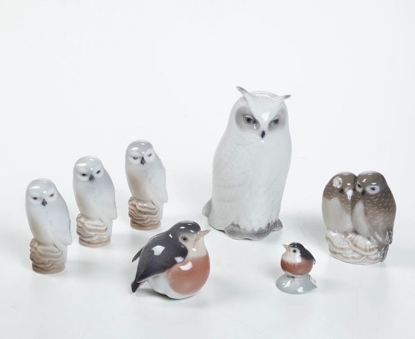 Cinque figurine di gufi e due di pettirosso<BR>Danimarca, Manifattura Royal Copenaghen, XX secolo  - Asta Maioliche, Porcellane e Vetri - Associazione Nazionale - Case d'Asta italiane