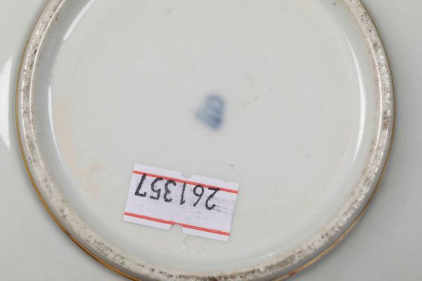 Tazza con coperchio e piattino, Vienna, XIX secolo  - Asta Maioliche, Porcellane e Vetri - Associazione Nazionale - Case d'Asta italiane